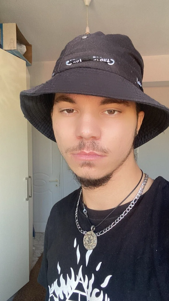Selfie του Rado Radev με μαύρο καπέλο bucket